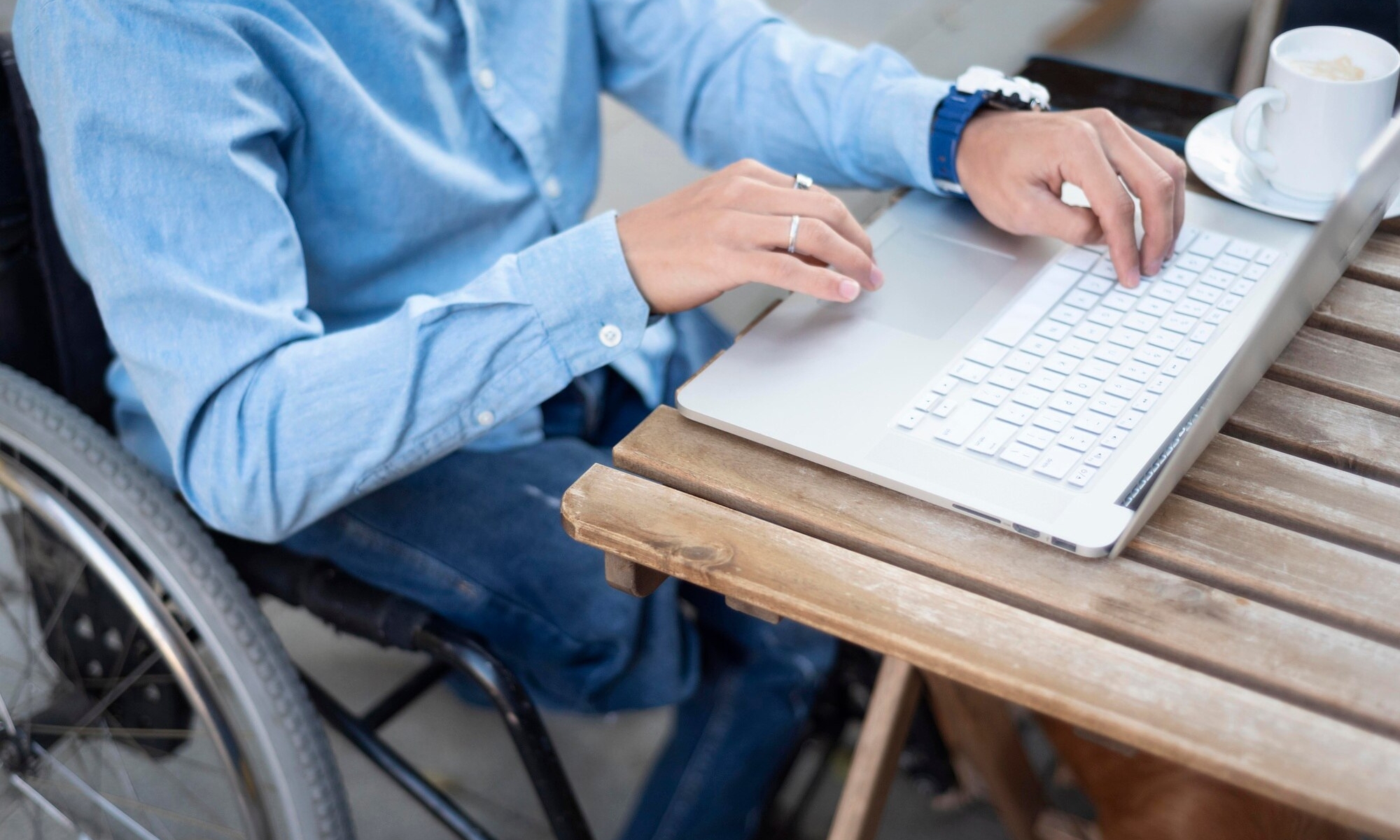 Kommdirekt Bildbeschreibung: close-up-disabled-man-typing-laptop_23-2148779005